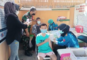 Tingkatkan Kesehatan Warga, Koramil 06/Cakung Bersama Lurah Cakung Barat Gelar Vaksin Dosis-2 dan Booster