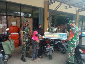 Bagikan Masker, Babinsa Ajak Warga Tak Lengah Terapkan Protkes