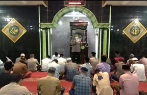 Shalat Shubuh Berjamaah, Kapolsek Kalideres Akp Syafri Wasdar Mengajak Masyarakat Tetap Patuhi Prokes