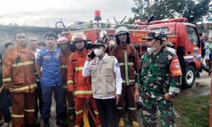 Babinsa Bedahan Koramil 05/Sawangan Bantu Padamkan Kebakaran Rumah Warga