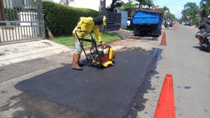 Personel PJLP Bina Marga Kecamatan Kalideres, Lakukan Perbaikan Jalan Yang Berlubang