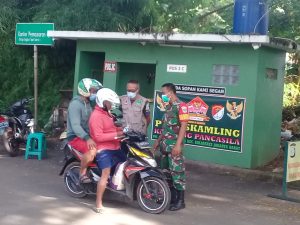 Koramil 06/Kalideres Kodim 0503/Jakarta Barat Sertu Budi Bersama Ketua RW 012 Bagikan Masker Gratis