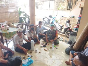 Tingkatkan Kamtibmas, Babinsa Koramil Pancoran Mas Depok Ajarkan Warga Cara Penggunaan HT