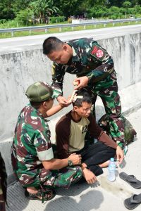 Aksi Kemanusiaan Prajurit Pussenarhanud Obati Luka Korban Laka Lalin Dikeramaian Jalan Tol