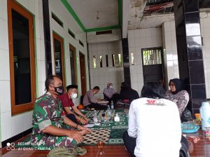 Babinsa Melakukan Komsos Dengan Pengurus Majelis Taklim Mengajak Perkokoh Persatuan Dan Kesatuan Warga