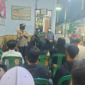 Kapolsek Tambora Sambangi Wilayah RW 04 Kel. Angke Serta Berikan Himbauan Untuk Tidak Melakukan Tawuran