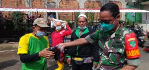 Babinsa Koramil 03/Sukmajaya Kodim Depok Membagikan Masker di Wilayah Kelurahan Sukmajaya Kecamatan Sukmajaya