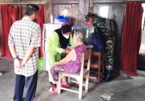 Kejar Cakupan Vaksinasi, Babinsa Koramil Sidoharjo – Nakes Jemput Bola Keliling Desa