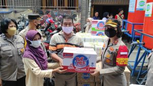 Polsek Tambora Berikan Bantuan Kemanusiaan Kepada Warga Jembatan Lima Yang Menjadi Korban Si Jago Merah