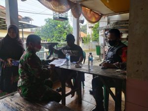 Sambangi Ketua RT 06/05 kelurahan Cilodong Babinsa Kelurahan Cilodong mengatakan ini