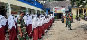 Babinsa Kelurahan Sukamaju Koramil 03/Sukmajaya Melaksanakan Sosialisaai Salam Pancasila ke Sekolahan Tingkat SD di Wilayah Kelurahan Sukamaju Kec Cilodong – Kota Depok
