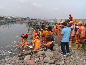 Dandim 0502 /Ju, Pimpin Kegiatan Gerebek Sampah di Kalibaru Cilincing