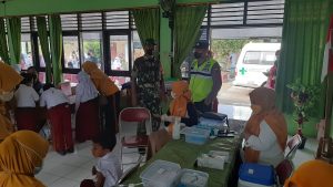 Babinsa Koramil 10/Wuryantoro Berikan Pendampingan Kegiatan Bulan Imunisasi Anak Sekolah (BIAS)