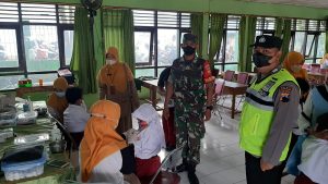 Babinsa Koramil 10/Wuryantoro Berikan Pendampingan Kegiatan Bulan Imunisasi Anak Sekolah (BIAS)