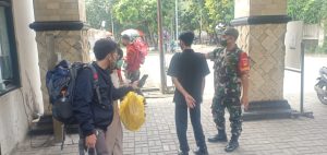 ”Cegah Covid-19” Babinsa Manahan Gencar Cek Sarana Prokes di Tempat Wisata