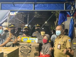 Polsek Tambora Jakarta Barat, Menyalurkan Bantuan 100 Paket Sembako di Jalan Sawah Lio
