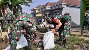 Puluhan Personel Kodim dan PUPR Depok Bersihkan Kali Per Siar