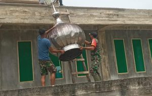 Serka Fahri Solihin Bersama Warga Gotong Royong Pasang Kubah Masjid Babul Khoirot