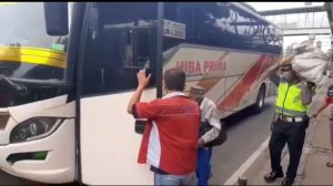 Salut! Anggota Polantas Membantu Kakek Tua Memanggul Barang Bawaanya, Sampai Naik Bus