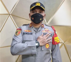 Polsek Kembangan Binsar H Sianturi, Memberikan Bantuan Kepada Ibu Rohani Kav Hankam Joglo