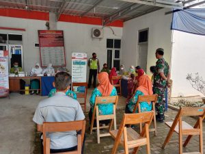 Bantu Ketertiban Dan Pastikan Sesuai Protkes, Babinsa Dan Bhabinkamtibmas Berikan Pendampingan Vaksinasi
