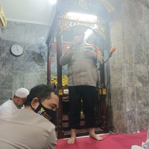 Kapolsek Kalideres Kembali Laksanakan Sholat Subuh Berjamaah Bersama Masyarakat