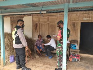 Sinergi TNI-Polri Dan Nakes Datangi Warga Berikan Vaksin