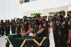 Tongkat Komando Wijayakusuma Diserahterimakan