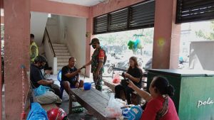 Babinsa Mojo Bersama Linmas Bagikan Masker Gratis, Ini Tujuannya