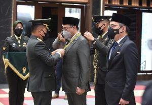 Kasad Anugerahkan Bintang KEP Kepada Pimpinan BPK RI