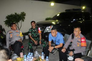 Lagi Asyik Tenggak Minuman Keras, 8 Remaja Dihukum Oleh Patroli Gabungan Polsek Tajurhalang dan Koramil 04/Bojonggede