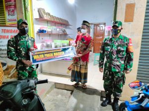 Piket Koramil 21/Bulukerto Ajak Warga Disiplin Terapkan Protkes