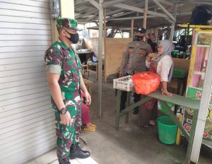 Ajak Warga Selalu Memakai Masker, Anggota TNI-Polri Tak Segan Keliling Pasar
