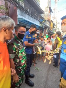 Dengan Sigap Babinsa Koramil 02/TB Kodim 0503/JB Bersama Tim Damkar Tangkap Ular Sanca Berukuran 3 Meter