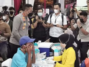 Polda Metro Jaya Berkolaborasi Dengan Polres Jakarta Barat Gelar Vaksinasi