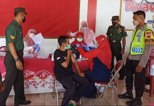 Danramil 20/Kismantoro Pantau Langsung Pelaksanaan Vaksinasi Di Desa Lemahbang