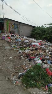 Sampah Yang Menumpuk di Pinggir Jalan Cakung Drain Rawamalang