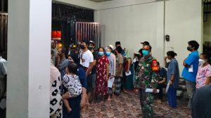 Utamakan Kesehatan Warga, Koramil 04/Pulogadung Gelar Vaksnasi Malam Hari
