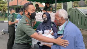 Kodim 0735/Surakarta Bagikan Takzil Gratis Jelang Berbuka Puasa