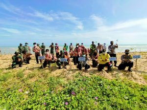 Koramil 0811/12 Dan Forkopimca Cegah Abrasi Laut Bersama SWK Serta Elemen Masyarakat, Dengan menanam Mangrove Di Desa Margosuko Kecamatan Bancar Tuban
