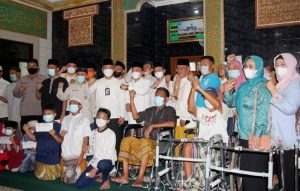 Wali Kota Jakarta Barat H Yani Wahyu Purwoko Beserta TNI-Polri dan Aparat wilayah Setempat, Memberikan Santunan Anak Yatim Dan Kursi Roda di Masjid Jami Al-Falah