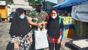 Babinsa, Babinkamtibmas Cipinang Besar Utara Bersama Budha Tzu Chi Salurkan Bantuan Sosial ke Warga