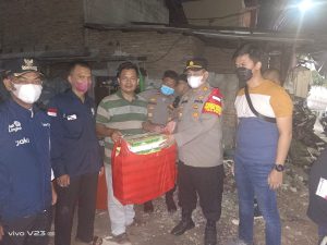 Polsek Kalideres Meninjau Serta Memberikan Bantuan dan Mendirikan Posko Pengungsian Untuk Para Korban Kebakaran di Kampung Kojan