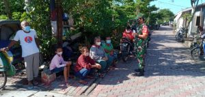 Babinsa Gencar Lakukan Pendisiplinan Prokes Dengan Membagikan Masker Gratis Kepada Warga