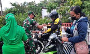 Berharap Keberkahan Di Bulan Ramadhan Koramil 20/Kismantoro Bagikan Takjil Gratis Kepada Warga