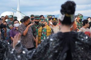 Kunjungan ke Sulawesi Utara, Kasad Didaulat Memakai Baju Adat Kabasaran