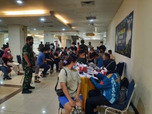 Dandim 0503/JB Didampingi Danramil 02/TB Pantau Serbuan Vaksinasi TNI di Kel. Jembatan Besi Tambora