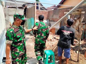Kepala Seksi Teritorial Korem 074/Warastratama Tinjau Langsung Lokasi RTLH Wilayah Jebres