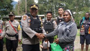 Satgas Binmas Damai Cartenz Tinjau Lokasi Bantu Masyarakat Puncak
