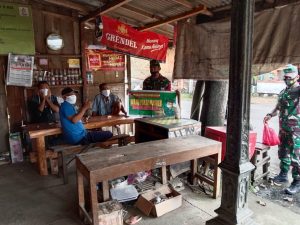 Babinsa Selalu Ingatkan Pentingnya Pemakaian Masker